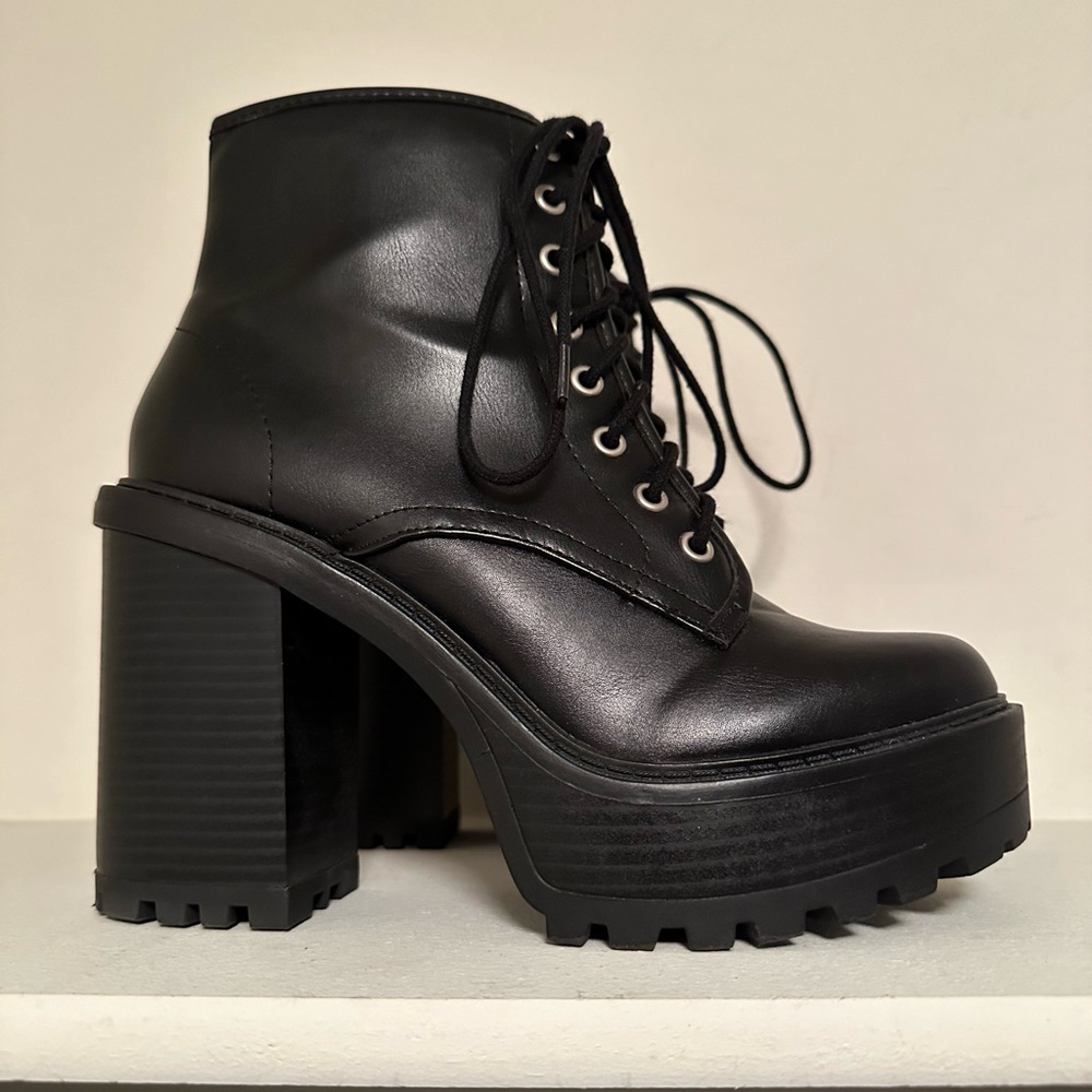 SODA chunky platform combat boots 9.5 - GUC